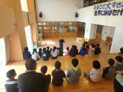 小学生が森林について説明を受けている写真