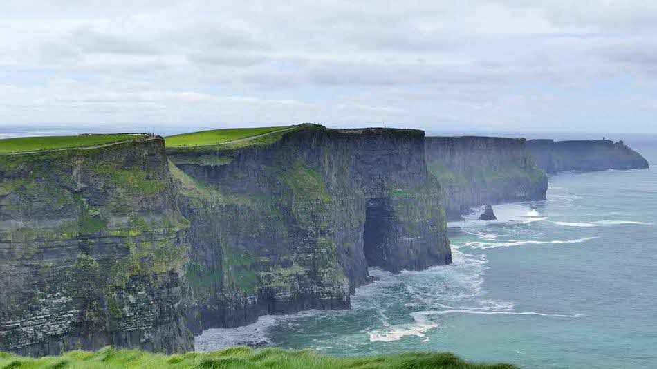 アイルランドの南西部に位置する、約8キロメートルもそびえ立つ崖「モハーの断崖」を上空から撮影した写真