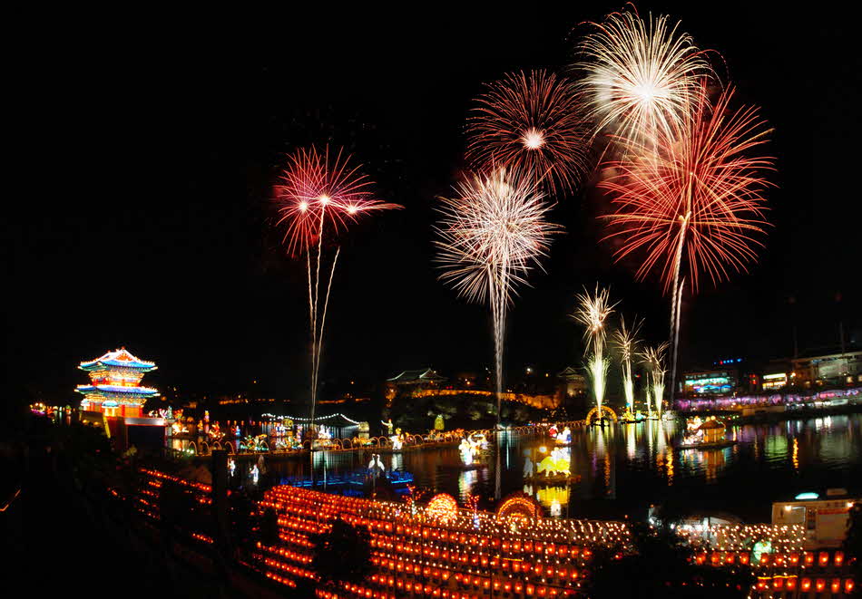 流灯祭りの花火の写真