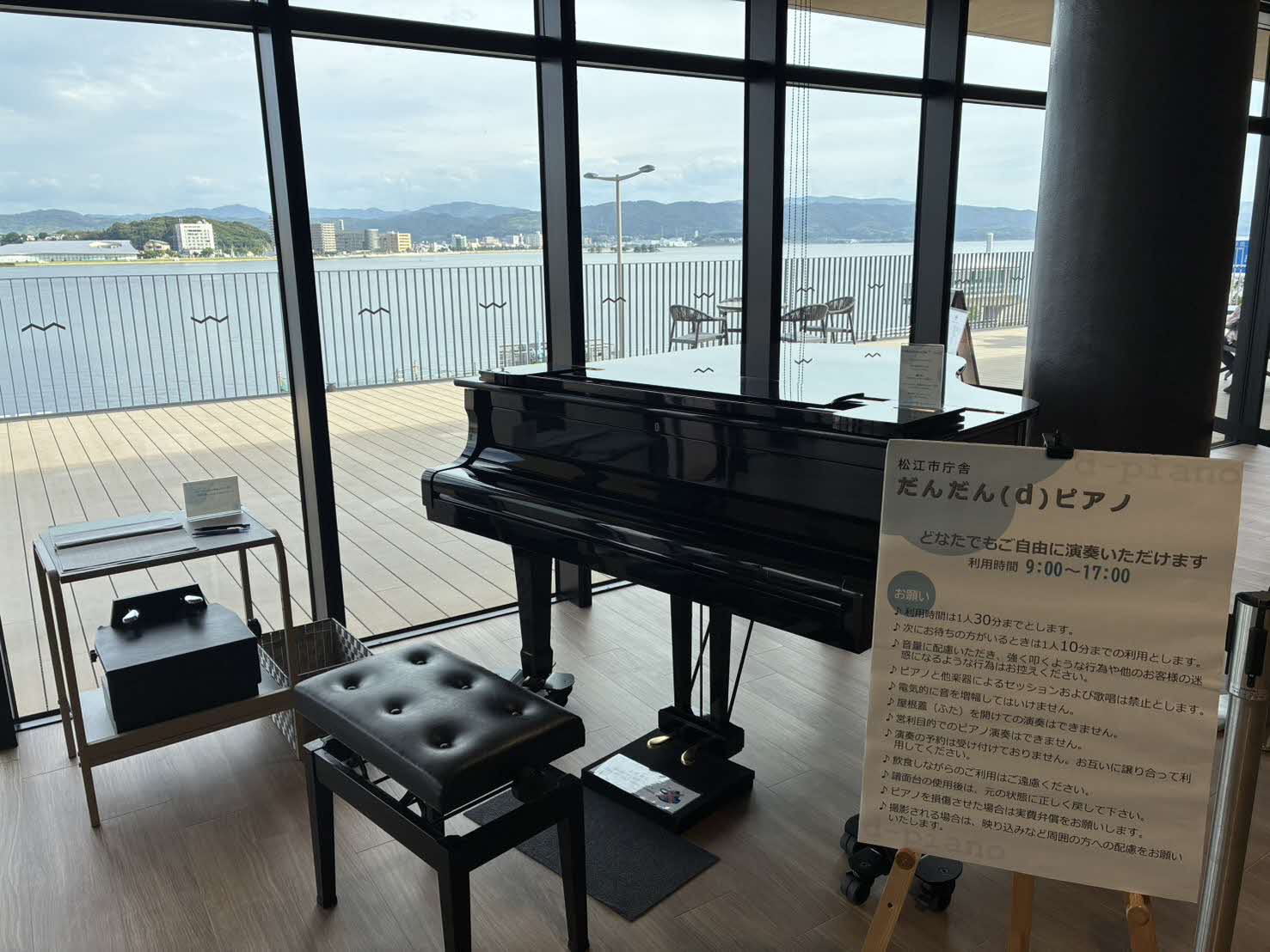オープンスペースに設置されただんだん(d)ピアノ