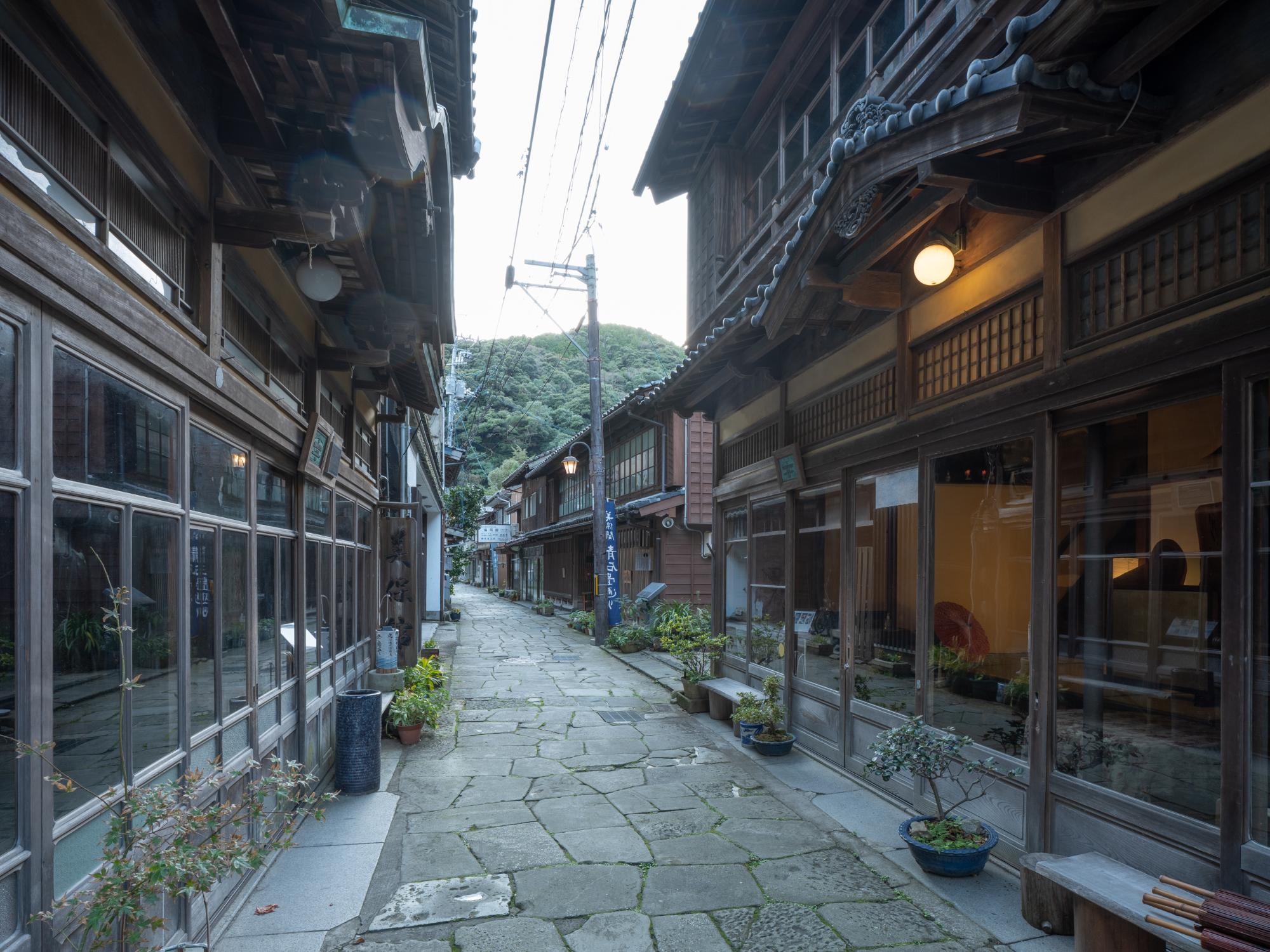 石敷の本通り沿いに立ち並ぶ町家や旅館建築