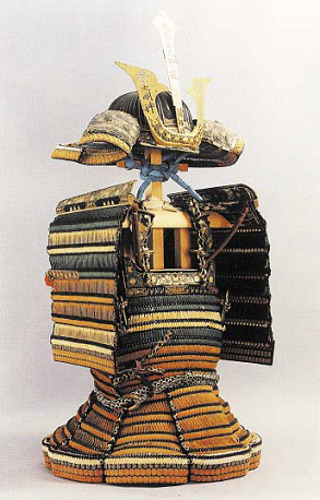 糸威や金物などの装飾が施された、胴、兜、袖がセットになった胴丸の写真