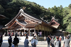 美保神社の本殿と沢山の参拝客の写真