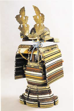 胴、兜、袖がセットになっており兜には大ぶりのゴールドの鍬形が施されている写真
