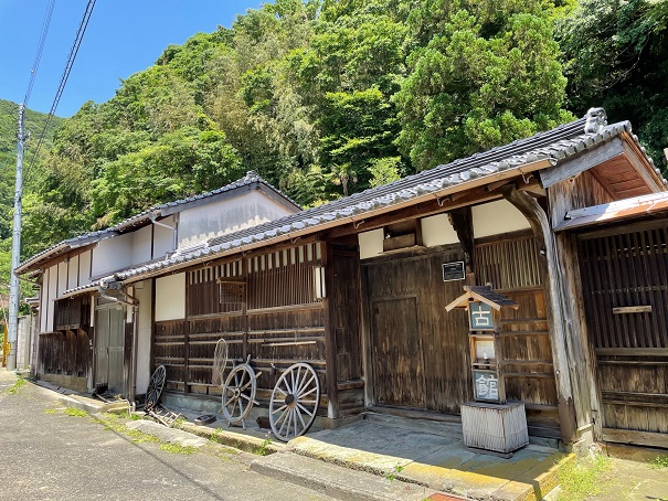 漆喰壁に格子窓で施されている町屋「定秀家住宅」の建物外観の写真