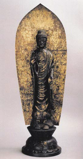 台座の上に光背と仏様が立っている銅造阿弥陀如来立像の写真