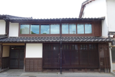 1階に細い格子、2階に出窓が設えられた旧新橋町泉商店主屋の建物外観の写真