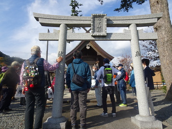 鳥居の周囲に集まって田中神社の見学をしている参加者の写真