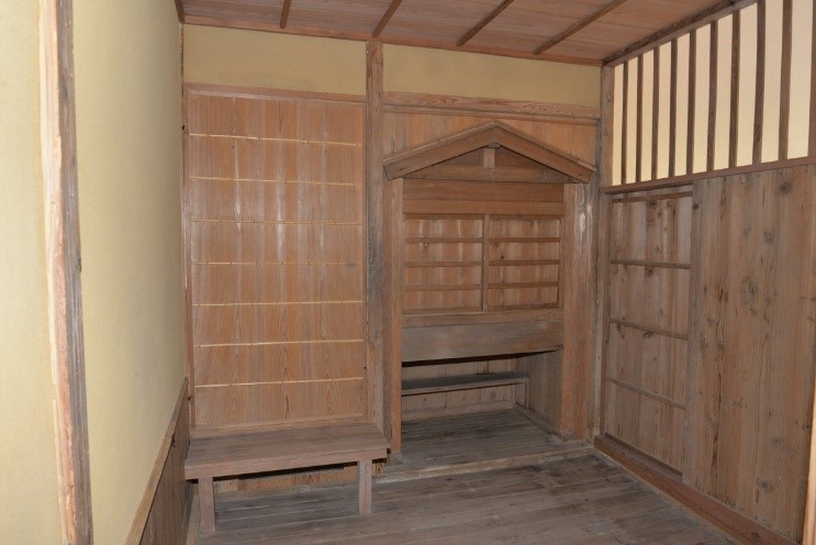 部屋の床と奥と右側の壁は木の板が張られており、小さなベンチが据え付けられた洗場の写真