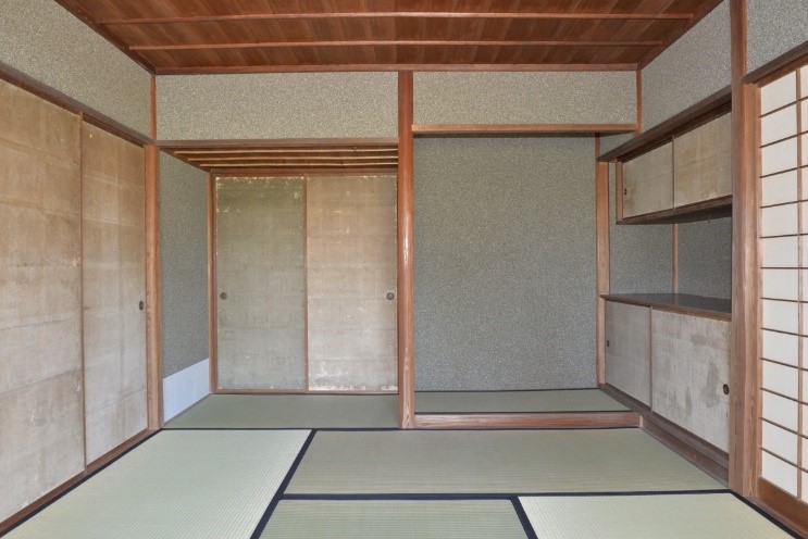 畳張りで障子とふすまの引き戸があり、右側に小さな押入れが上下に分かれて設置されている和室の写真