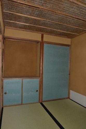 畳二畳分の和室で棚と小さな押入れがある部屋の写真