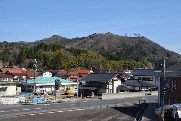 赤穴瀬戸山城の遠望（手前は国道54号線）