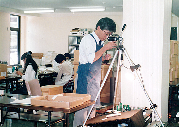 郡奉行所文書整理の様子、手前は記録写真を撮影する安藤正人先生