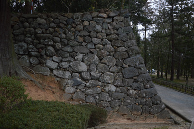 江戸時代に造られた松江城祈祷櫓下の様々な大きさの石を積み上げた石垣の写真