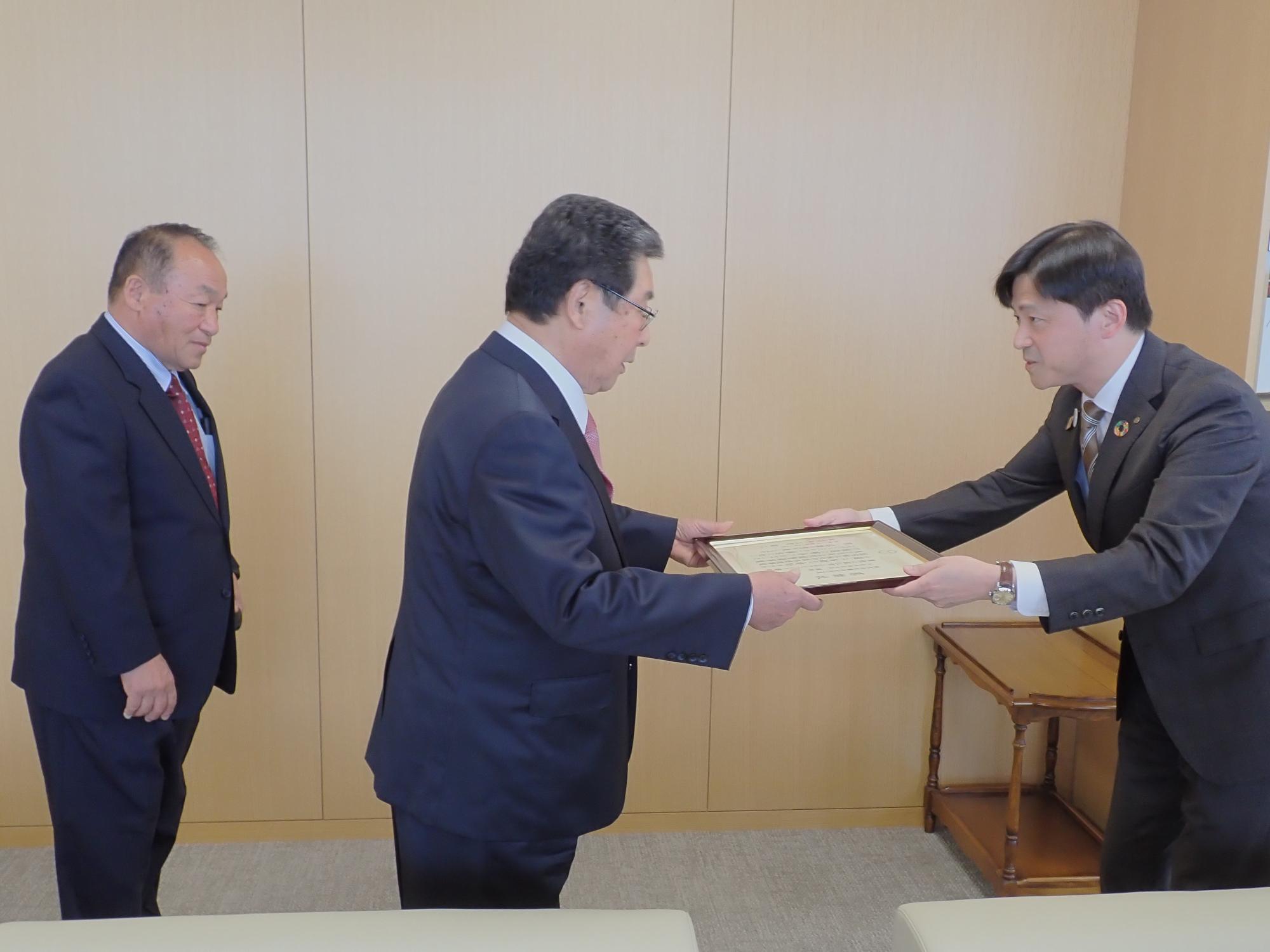 令和8年4月22日感謝状贈呈式写真1