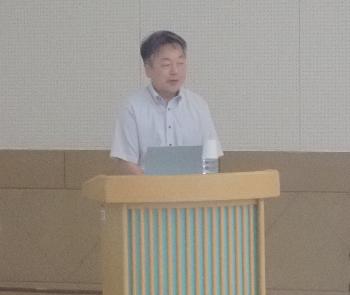 講演を行う竹内靖長氏のサムネイル写真