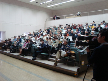 松江城調査報告会会場における参加者たちの観覧風景の写真
