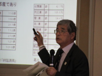 報告会にて講演を行う卜部吉博松江城調査専門官の写真