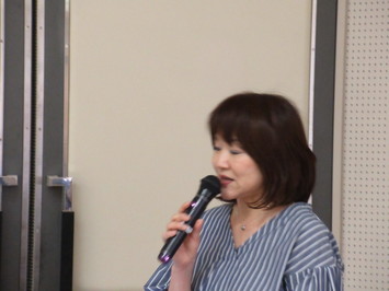 報告会にて講演を行う浜野浩美米子市教育委員会文化課学芸員の写真