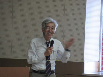 報告会にて講演を行う乗岡実岡山市教育委員会文化財課長の写真
