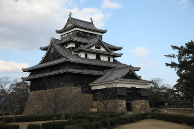 本丸内の南西側より撮影された、松江城天守の外観の写真