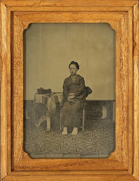 山口薬局文書7-32「女性写真」ガラス乾板