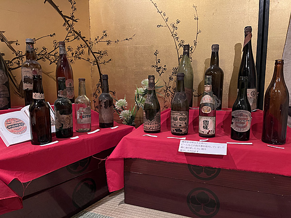 山口薬局「まちなか博物館」展示より明治大正期の酒瓶、ビール瓶