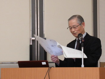 報告会にて報告を行う岡崎専門委員の写真