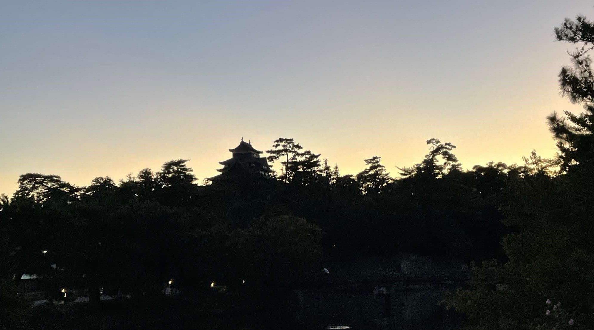 北堀橋から見る松江城の夕景の写真