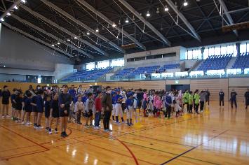 親子運動会閉会式の様子の写真