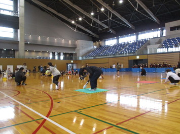 松江市総合体育館メインアリーナで、松江市スポ―ツ少年団の団員保護者指導者によるストライクリレーの写真