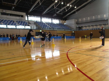 松江市総合体育館メインアリーナで松江市スポ―ツ少年団の団員保護者指導者によるボールをのせたリレーの様子の写真