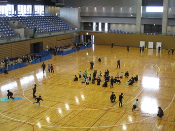 松江市総合体育館メインアリーナで、松江市スポ―ツ少年団の団員による障がい物リレーの様子の写真