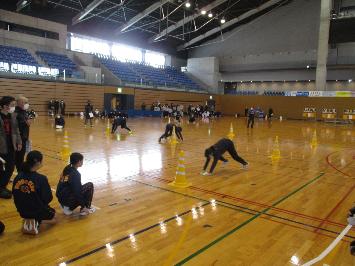 松江市総合体育館メインアリーナで、松江市スポ―ツ少年団の団員による床拭きリレーの様子の写真