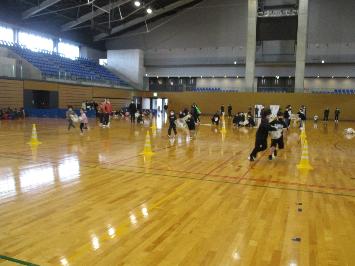 松江市総合体育館メインアリーナで、松江市スポ―ツ少年団の団員によるボールのせリレーの様子の写真