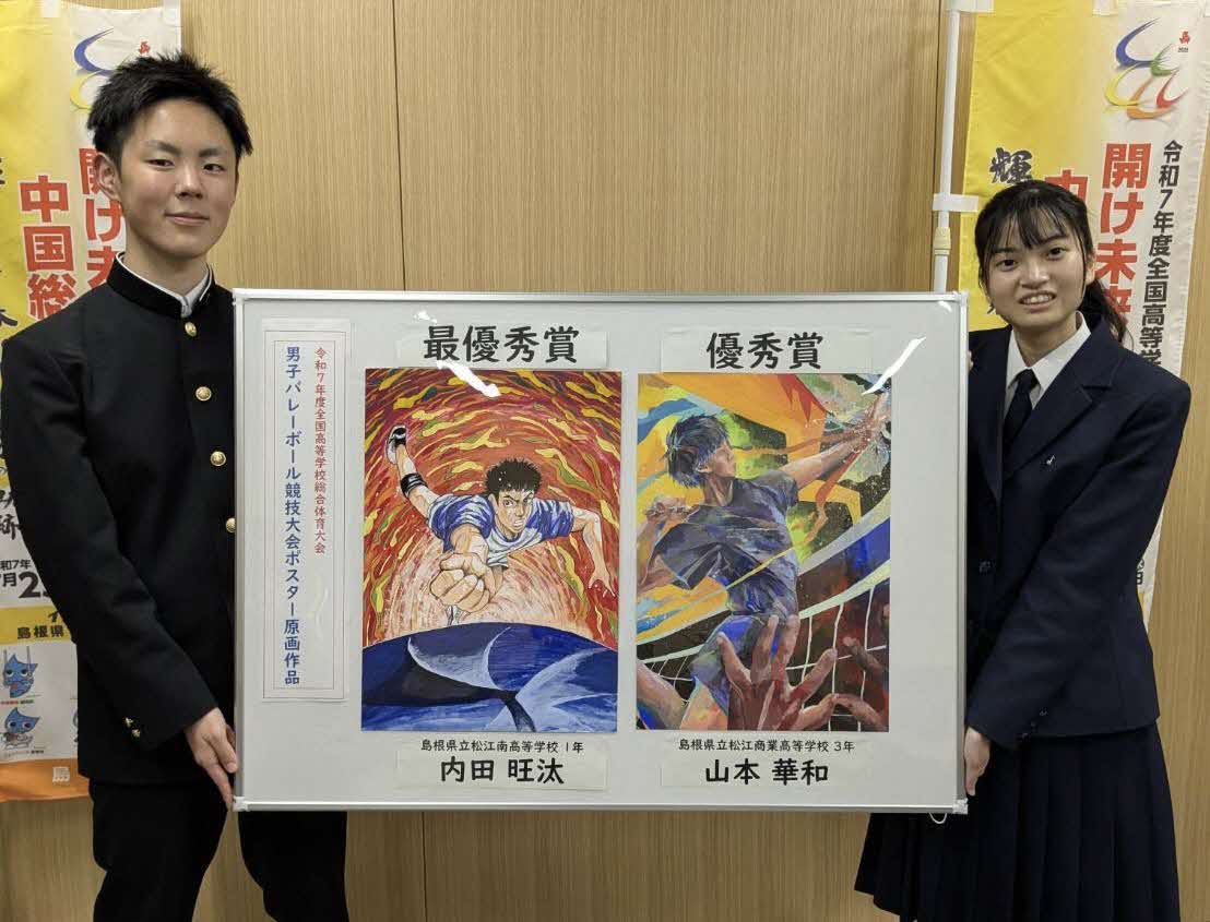 作品パネルを持った2人