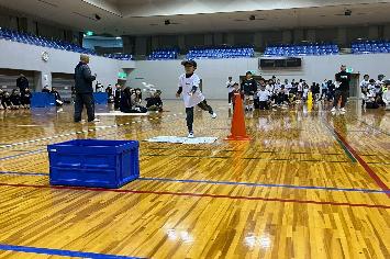 新聞ボール投げリレーの様子