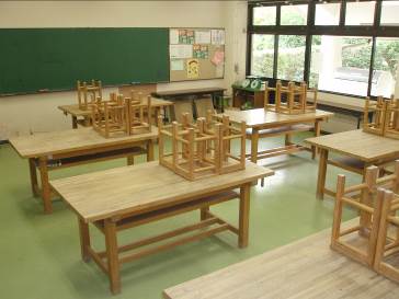 木製の長机の上に椅子が置かれているサンライフ松江の講習室の写真