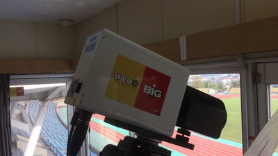 貼られた「スポーツくじ」「toto」「BIG」と書かれたステッカーが貼られたカメラが室内の窓から外を撮影している写真