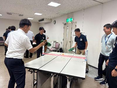 スリッパ卓球体験の様子