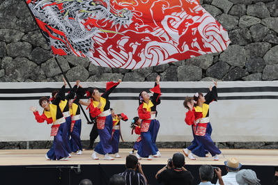 松江城の屋外のステージで2018松江だんだん夏踊りの演舞をしている写真。写真を撮影している人もいる。