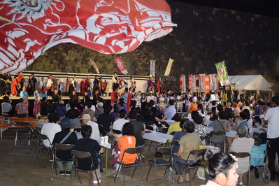 松江城の屋外のステージでの総踊を大勢の観客が見ている写真