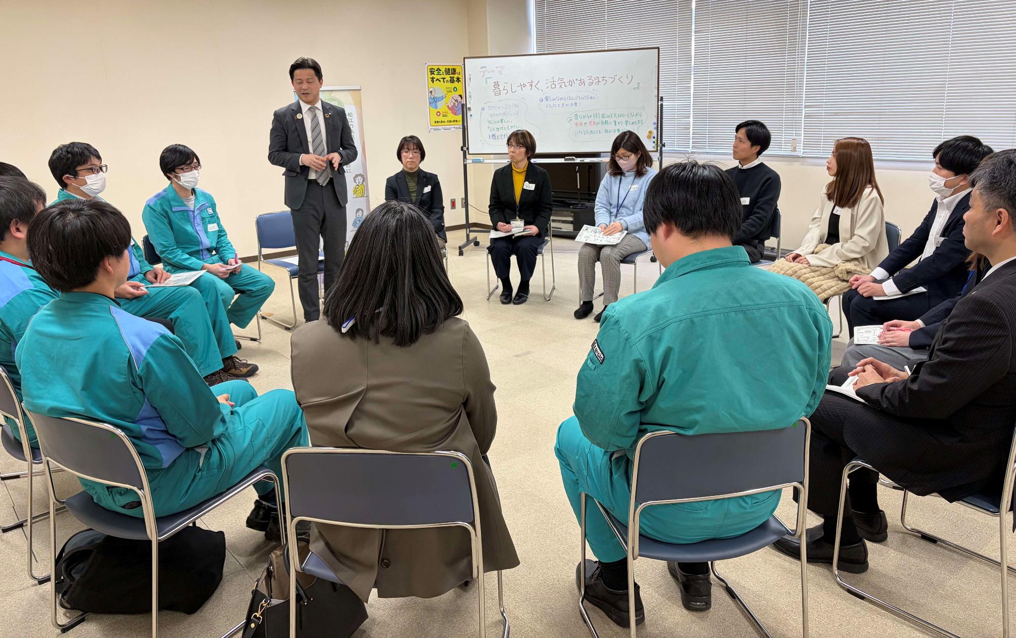 上定松江市長の話を聞く参加者