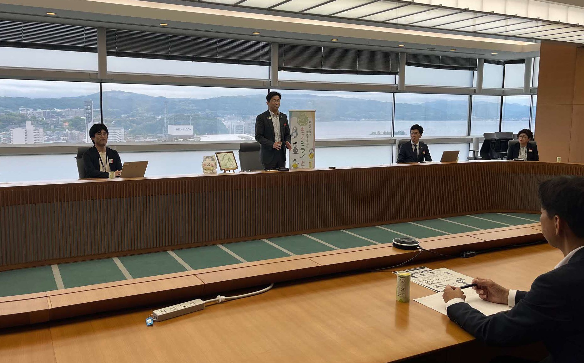 参加者の前で話をされる上定松江市長