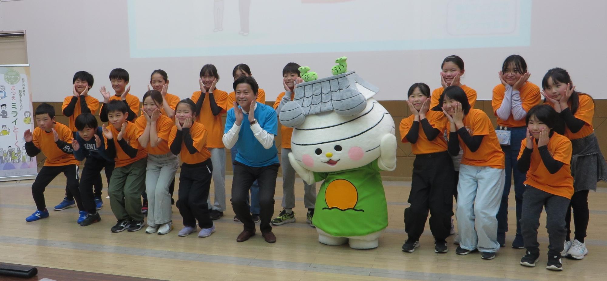 上定松江市長と参加者の集合写真