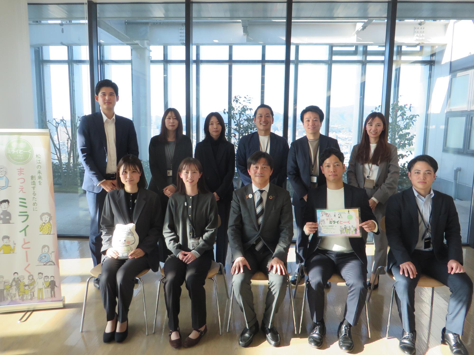 上定松江市長と参加者の集合写真