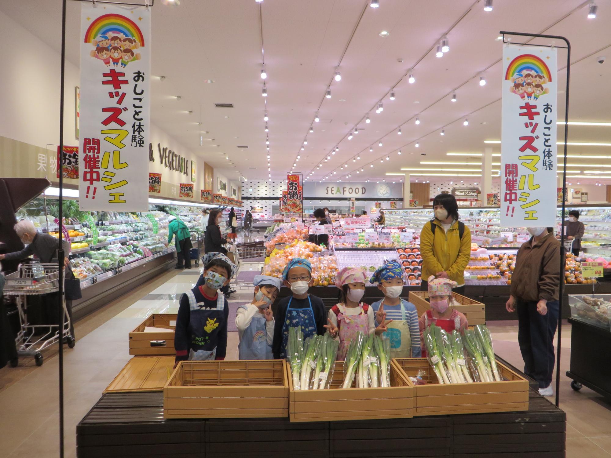 販売が終了し、店長さんと園児さんでの写真撮影