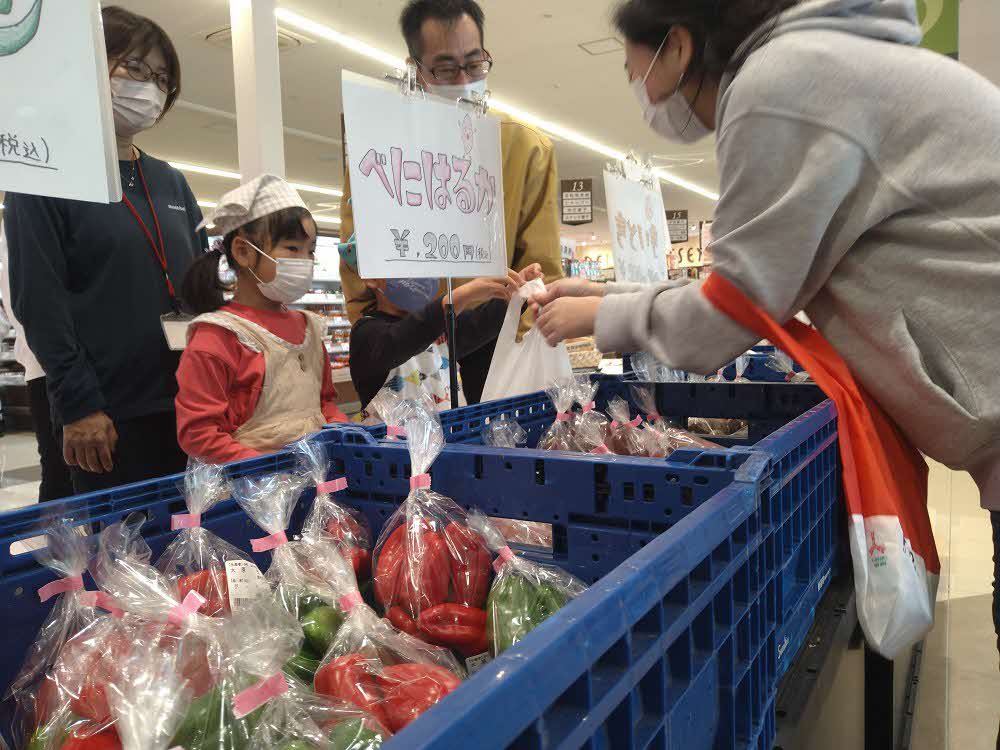お客様が野菜を購入している様子