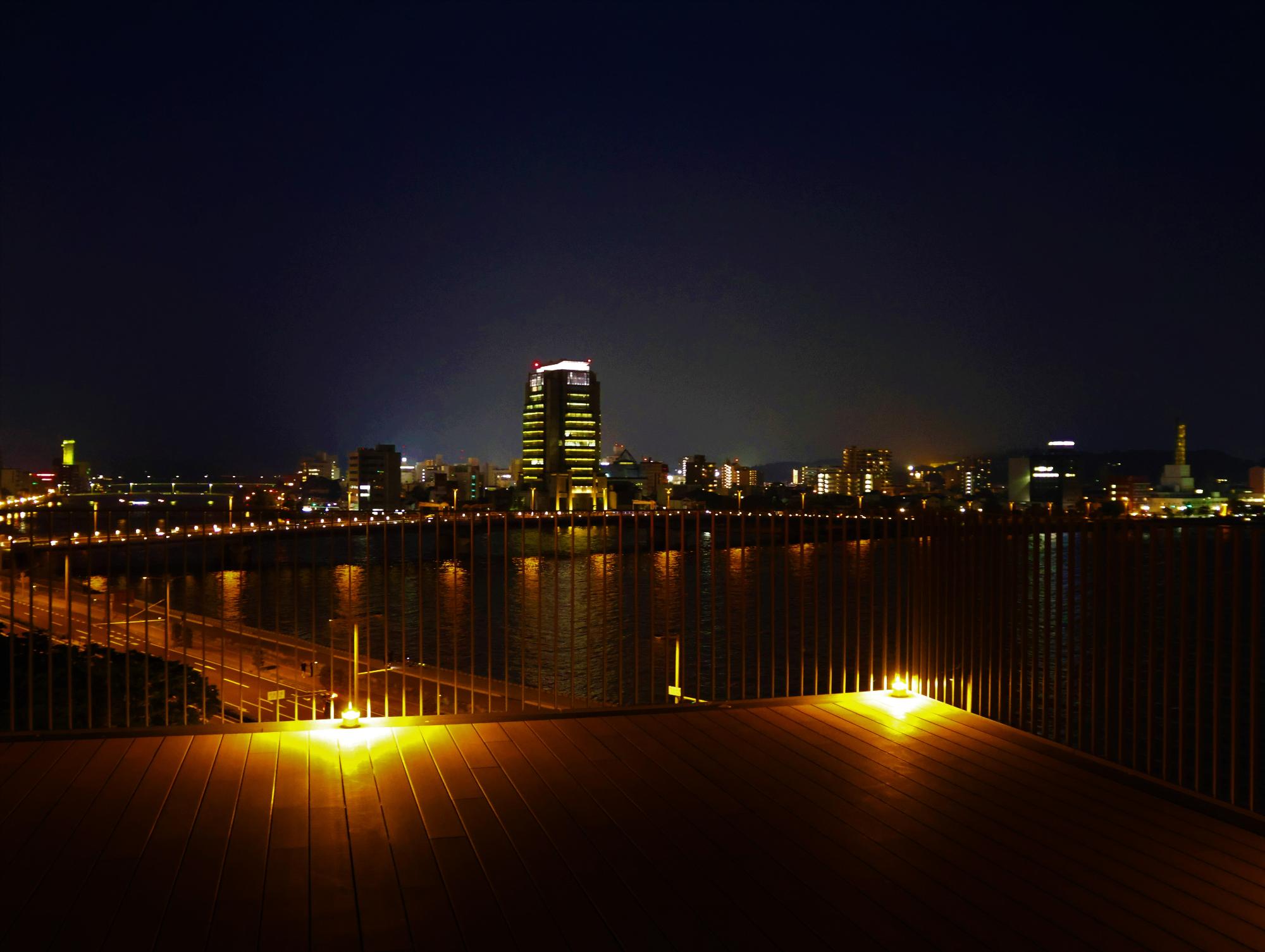 松江市役所庁舎から見えるライトアップ（左からTSKさんいん中央テレビ、山陰合同銀行、NHK松江放送局）