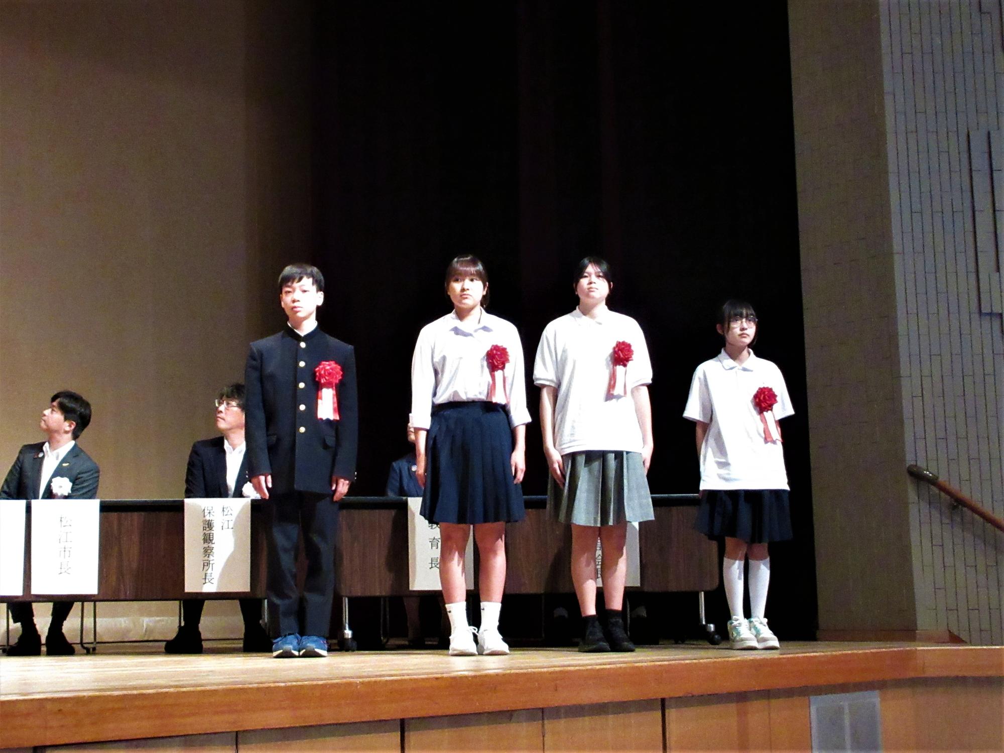 受賞した4名